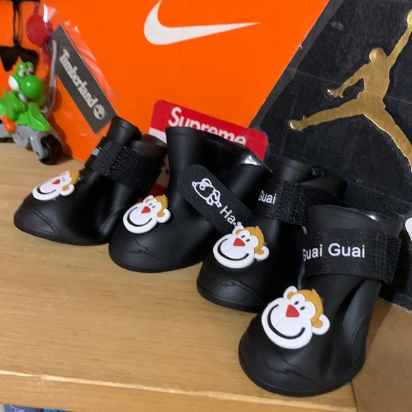 HA GUAI GUAI-pet black ‘monkey patch’ velcro strap rubber booties - Picture 2 of 6